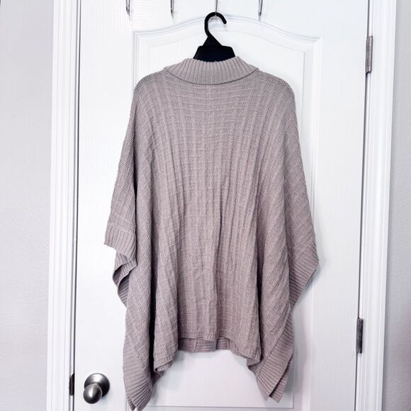Chico’s Women’s Alice Button Capelet Poncho Sweater Size L/XL NWT Pale Taupe - Picture 7 of 7